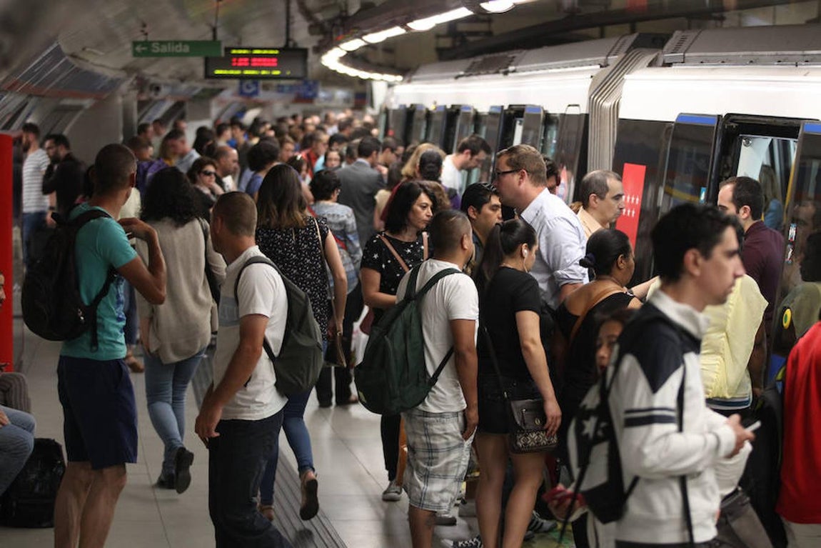 1. Vagones repletos de viajeros, esta mañana, en la línea 2 de Metro