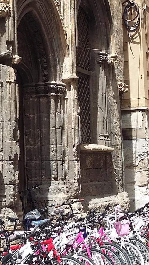 Un palacio de Palermo convertido en tienda de bicicletas. 