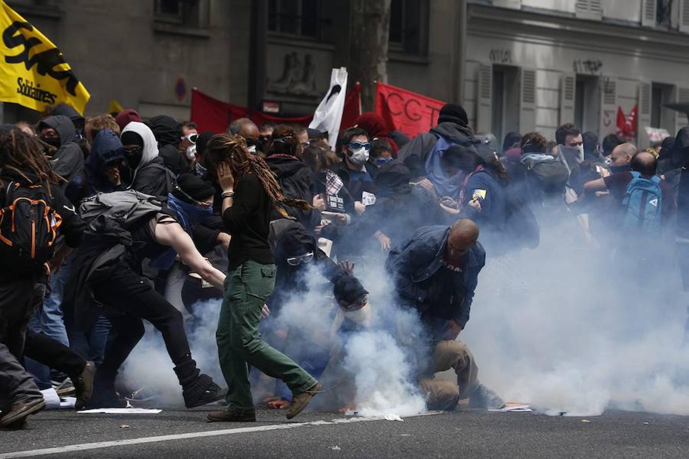 Vista de los disturbios entre la policía y los franceses que protestan este martes por la reforma laboral del Gobierno francés. 