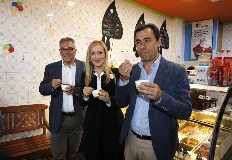 La presidenta de la Comunidad de Madrid, Cristina Cifuentes (c), y el vicesecretario de Organización del PP, Fernando Martínez Maíllo (d), comen un helado durante el recorrido que han realizado hoy por el barrio madrileño de Tetuán.