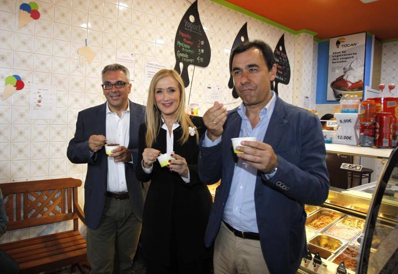 La presidenta de la Comunidad de Madrid, Cristina Cifuentes (c), y el vicesecretario de Organización del PP, Fernando Martínez Maíllo (d), comen un helado durante el recorrido que han realizado hoy por el barrio madrileño de Tetuán.. 