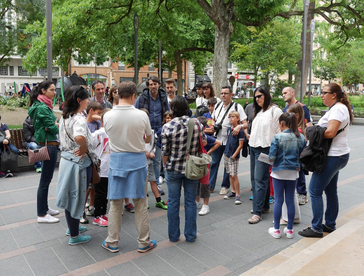 Una guía explica a la expedición los secretos más fascinantes del centro de Toulouse. 