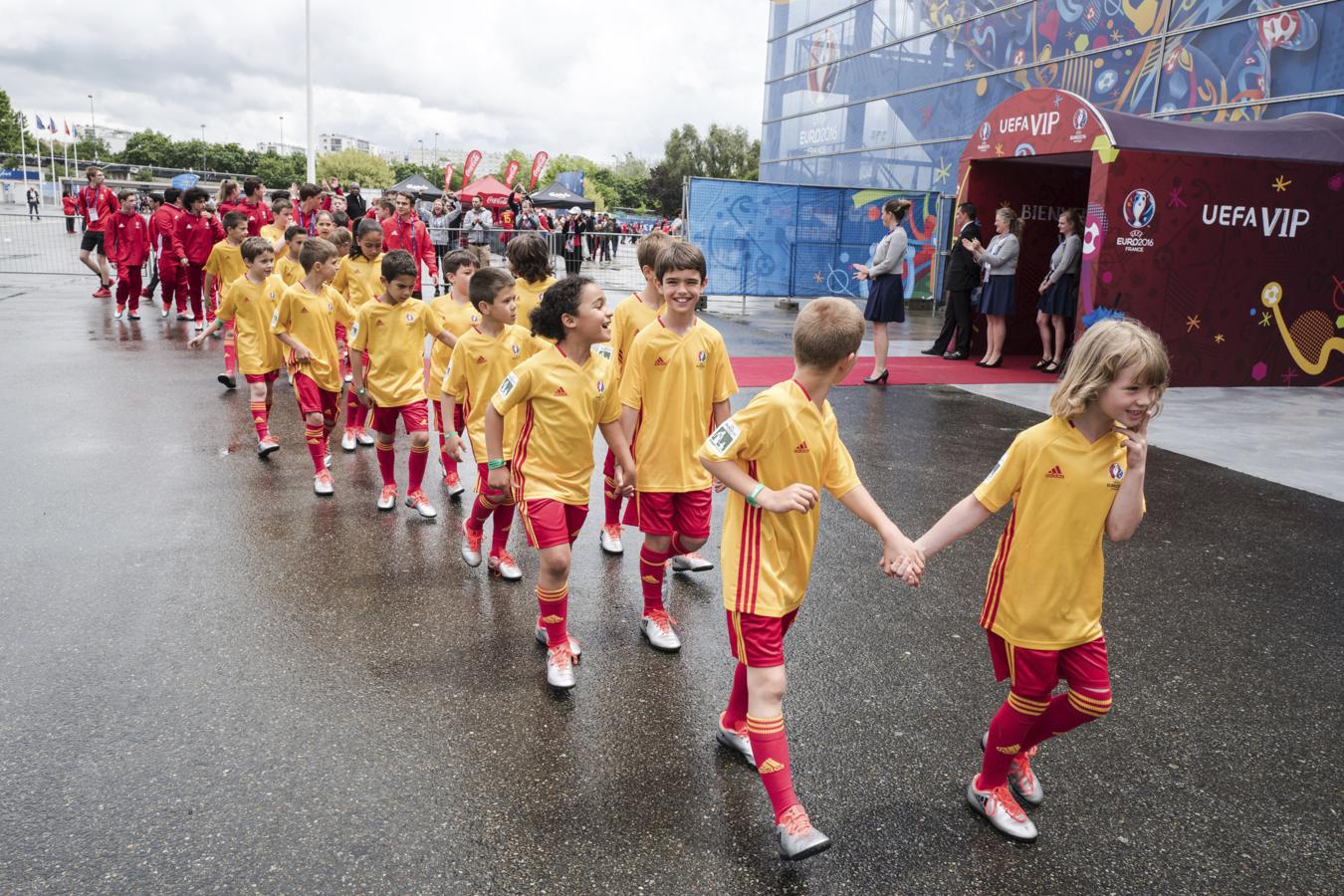 Los niños españoles seleccionados para el programa «Player Escort de McDonald's» enfilan su entrada al túnel de vestuarios. 