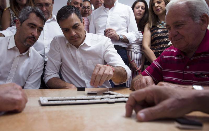 La campaña se pone el traje de verano: de Pedro Sánchez en Marbella a Pablo Casado en Málaga