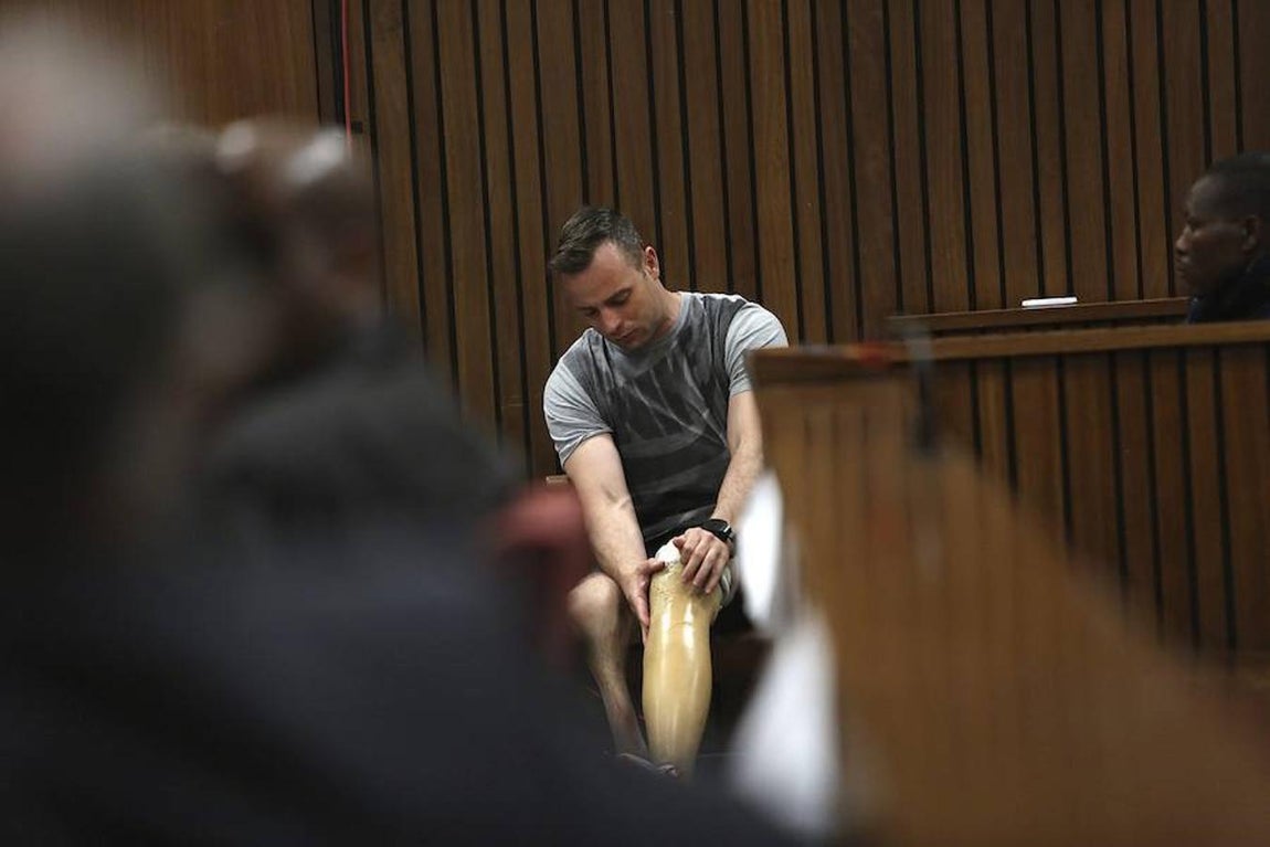 Pistorius sorprendió a los presentes en la sala del juicio por el fallecimiento de la que era su novia, la modelo Reeva Steenkamp. Reuters