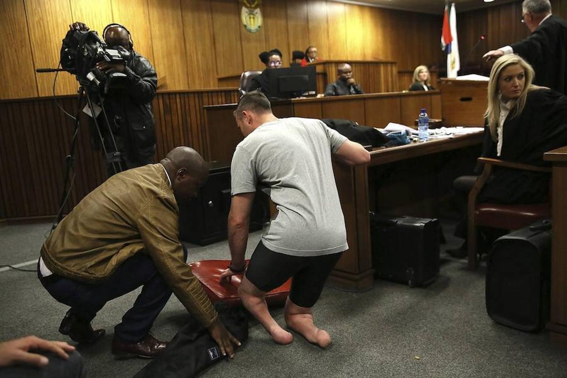 Un ayudante le acercó una maleta con sus prótesis. EFE