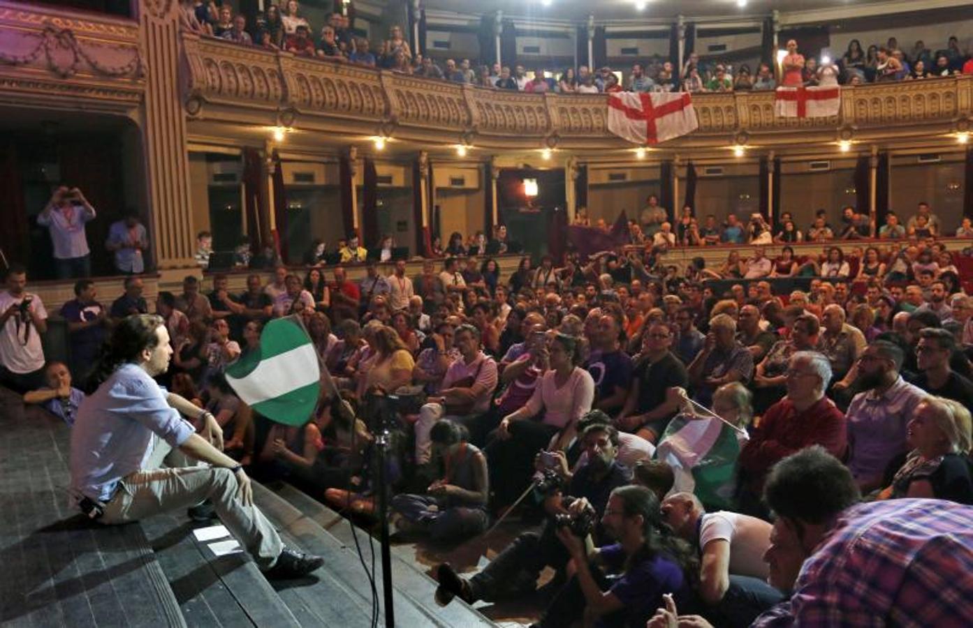 El candidato a la presidencia del Gobierno de Unidos Podemos, Pablo Iglesias, se dirige a los centenares de personas que se agolpan frente al teatro Cervantes de Almeria para asistir a un acto electoral cuyo aforo se ha visto desbordado.