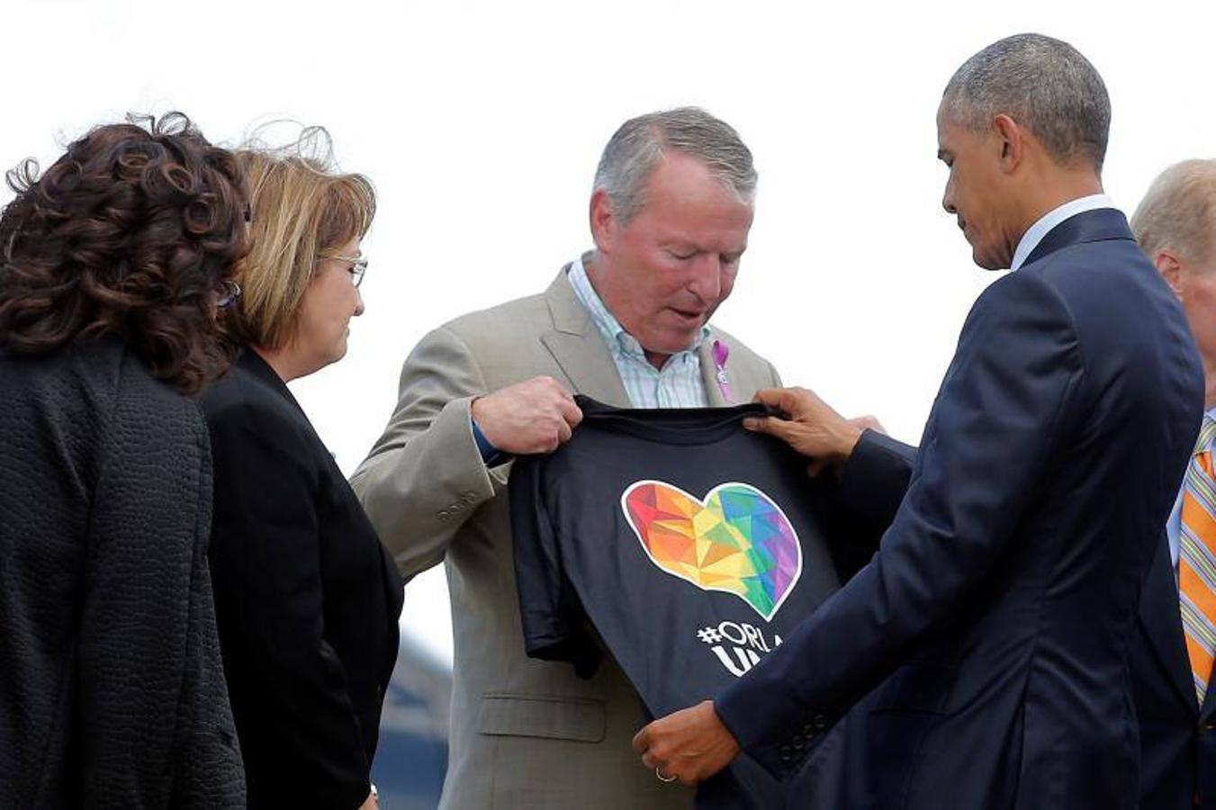 El alcalde de Orlando, Buddy Dyer, regala una camiseta a Obama donde se puede ver los colores de la bandera gay, colectivo golpeado en el tiroteo a un club emblemático de Florida. 