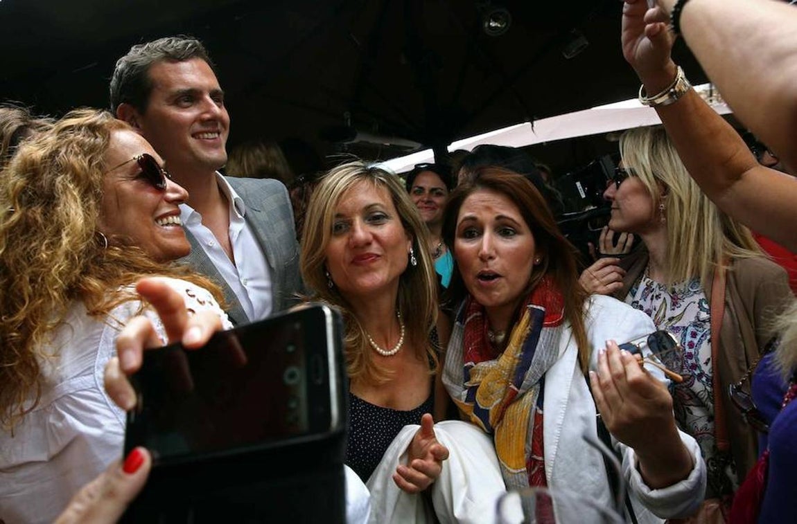 Albert Rivera, se fotografía con varias asistentes a la comida organizada por el Círculo de Mujeres de Negocios. 