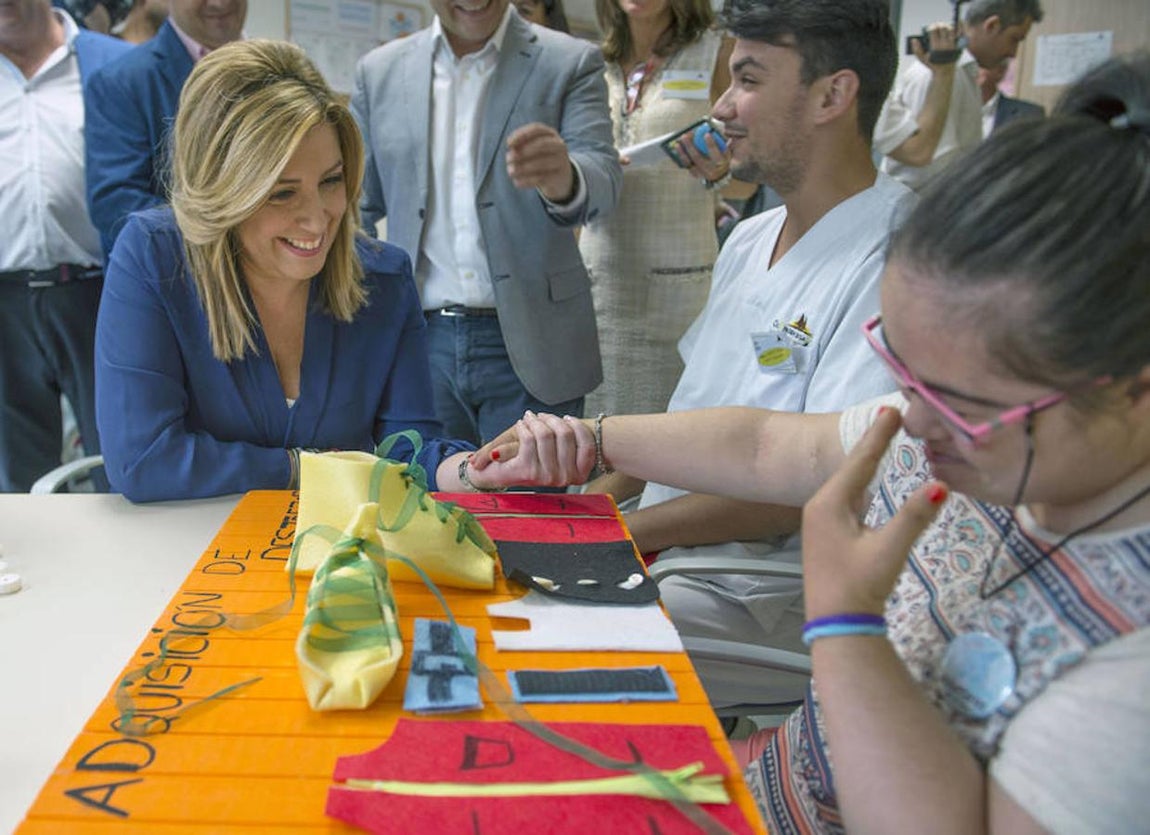La presidenta de la Junta de Andalucía, Susana Díaz, durante una visita realizada hoy a la residencia para personas con discapacidad intelectual «Virgen de la Cabeza» en Andújar (Jaén). 