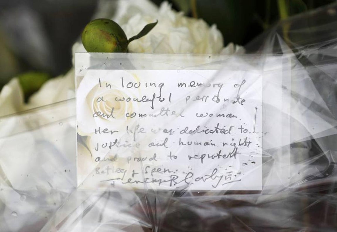 Una nota manuscrita de recuerdo a Jo Cox, una más entre las numerosas muestras de solidaridad. 