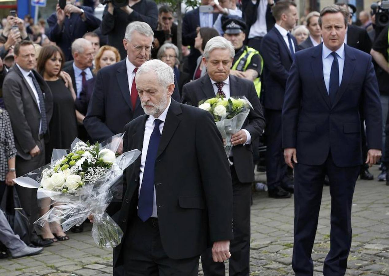 Jeremy Corbyn, compungido, antes de depositar su corona. 