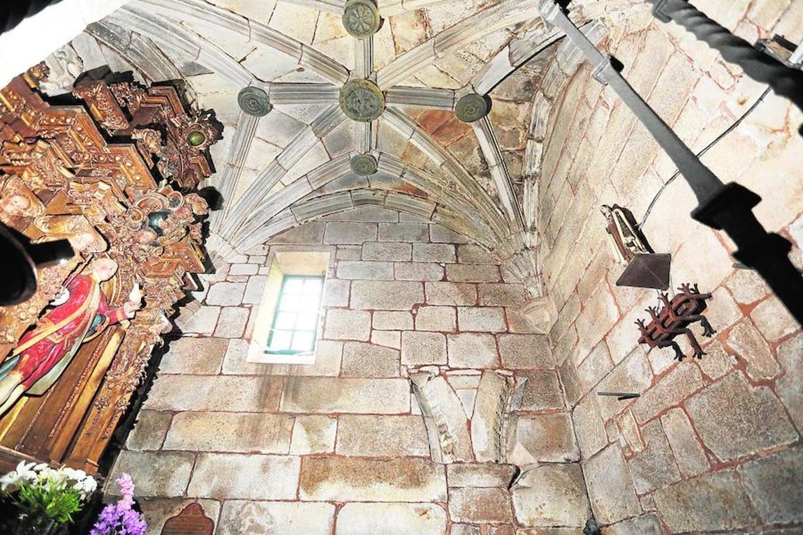 Arcos engullidos en el muro de una capilla funeraria de. 