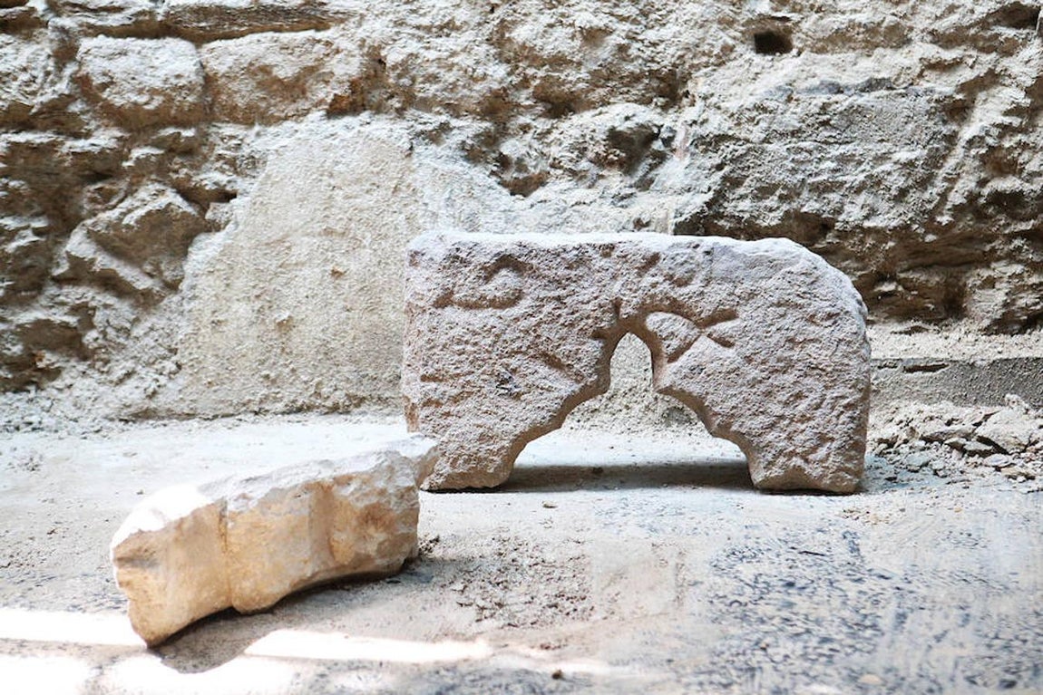 Hay múltiples elementos arquitectónicos entre las construcciones. 