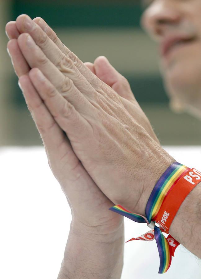 Una fotografía detalle de la muñeca del líder del Partido Socialista en la que se puede ver una pulsera de su partido y otra de la bandera gay en recuerdo a las víctimas de Orlando. 