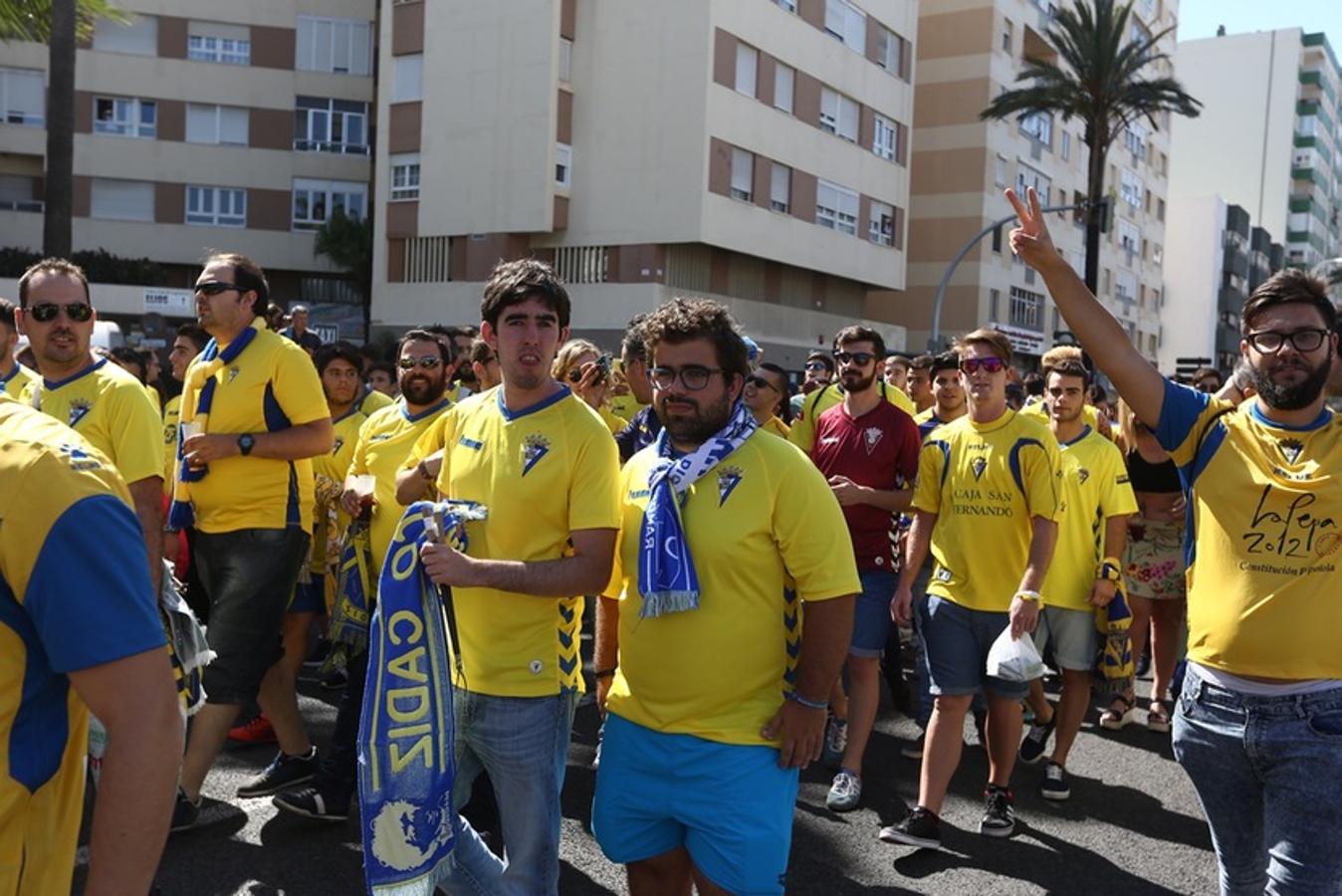 FOTOS: Espectacular recibimiento de la afición al Cádiz CF