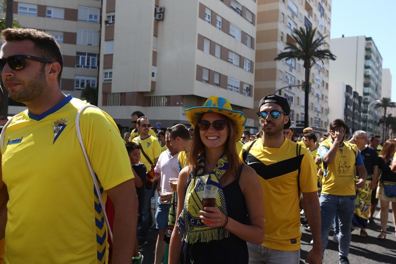 FOTOS: Espectacular recibimiento de la afición al Cádiz CF