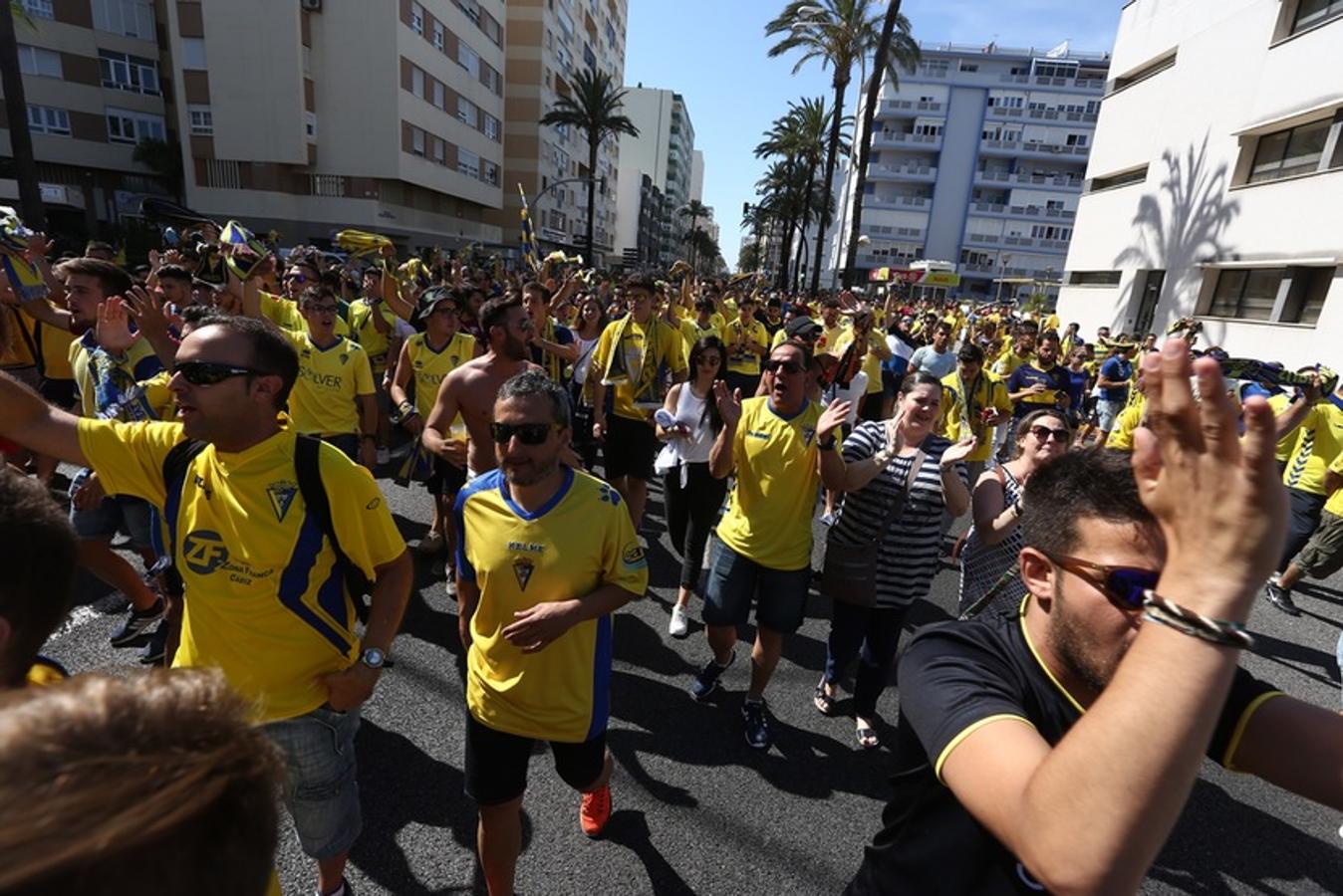 FOTOS: Espectacular recibimiento de la afición al Cádiz CF