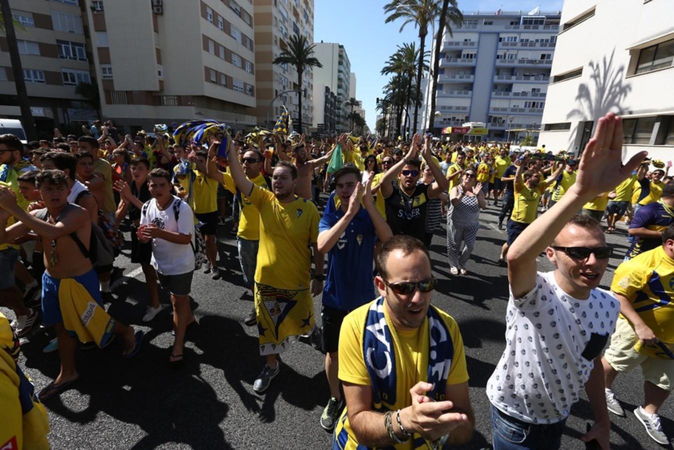 FOTOS: Espectacular recibimiento de la afición al Cádiz CF