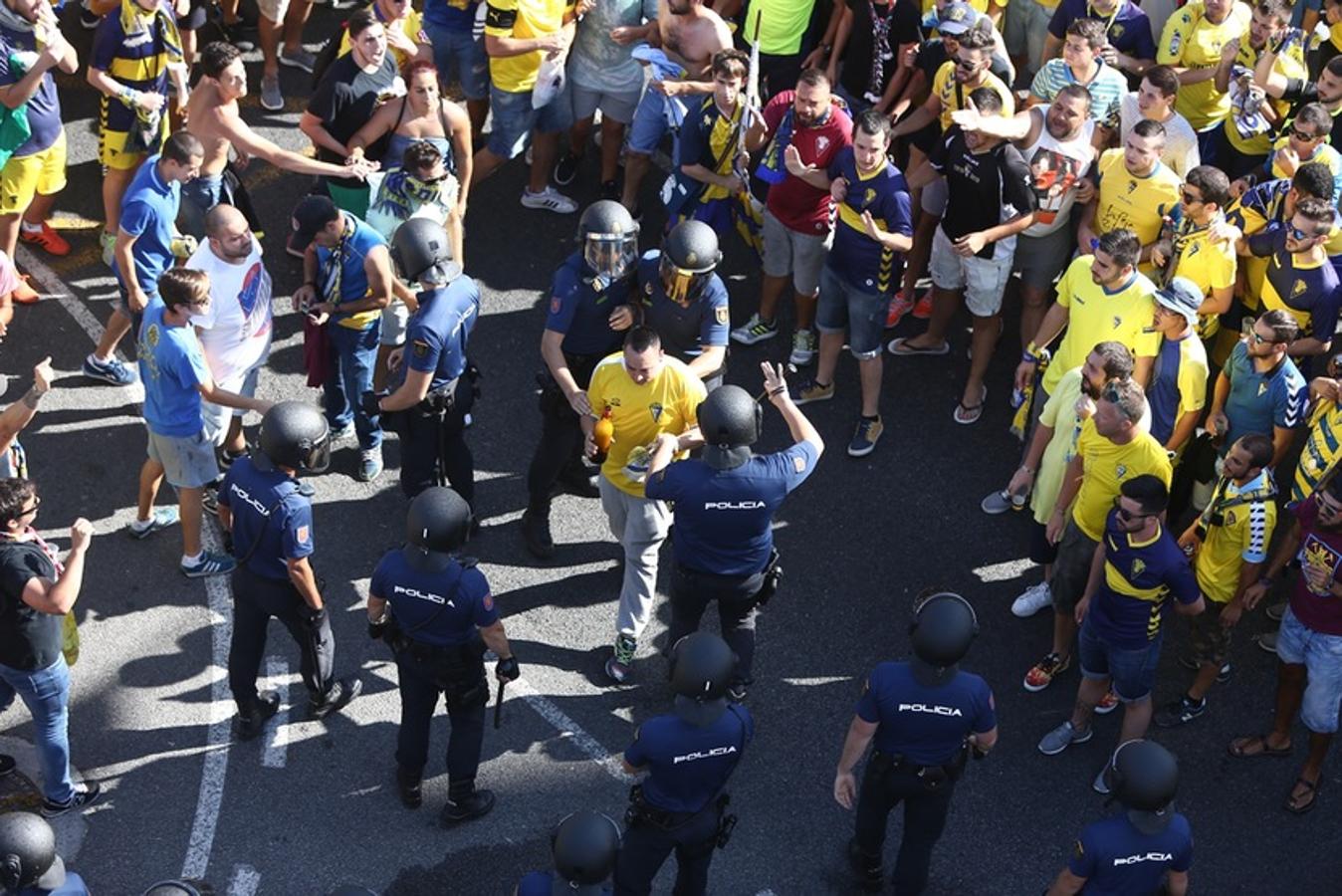 FOTOS: Espectacular recibimiento de la afición al Cádiz CF