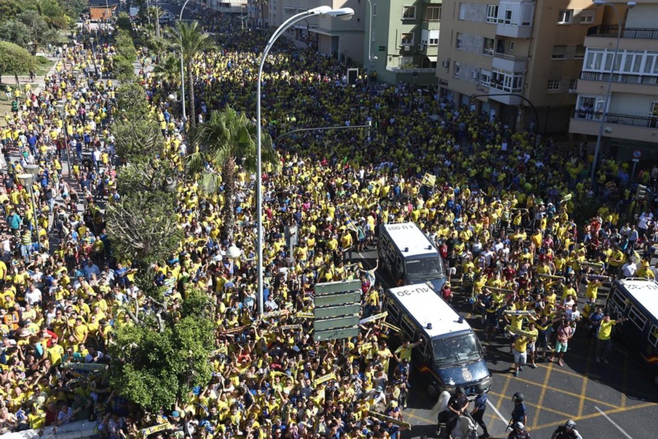 FOTOS: Espectacular recibimiento de la afición al Cádiz CF