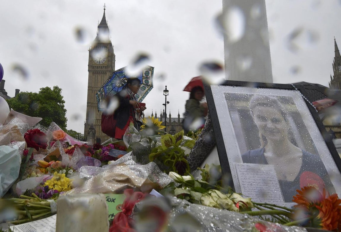 Un retrato de Jo Cox, la diputada laborista asesinada, en la plaza del Parlamento de Londres. 