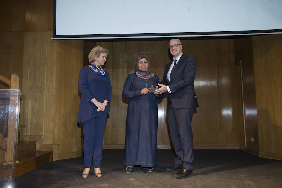 La Defensora del Pueblo, Soledad Becerril junto a los ganadores Daniel Villanueva, director general de Entreculturas Fé y Alegría y Amina Alzein, beneficiaria del proyecto ganador. 