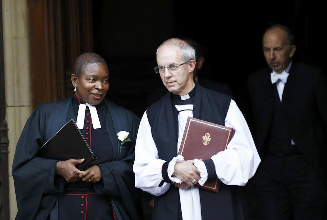 El arzobispo de Canterbury, Justin Welby habla con otro miembro del clero, en la Iglesia de Santa Margarita donde ha tenido lugar la conmemoración. 