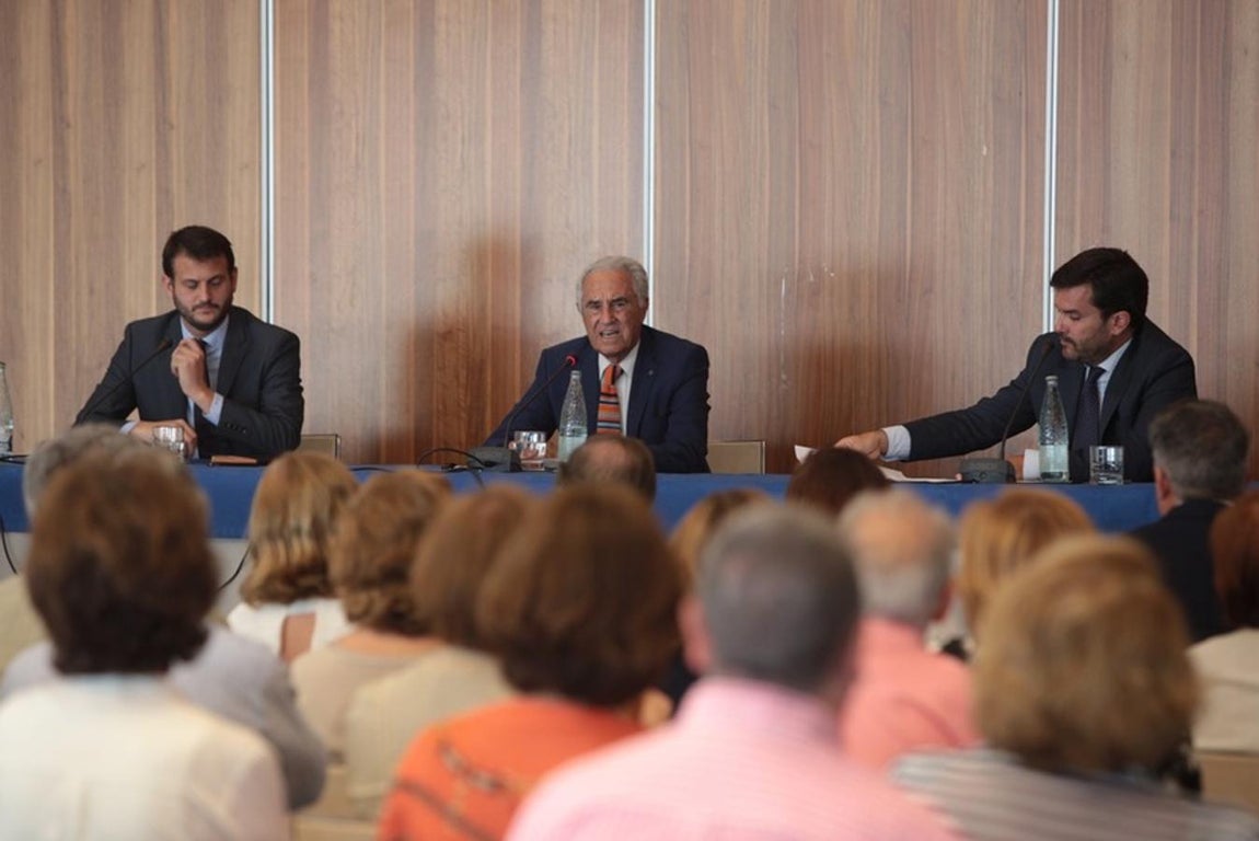 Las imágenes de la charla de José María Carrascal y Juan Fernández Miranda en el ciclo &#039;Cádiz Futuro&#039;