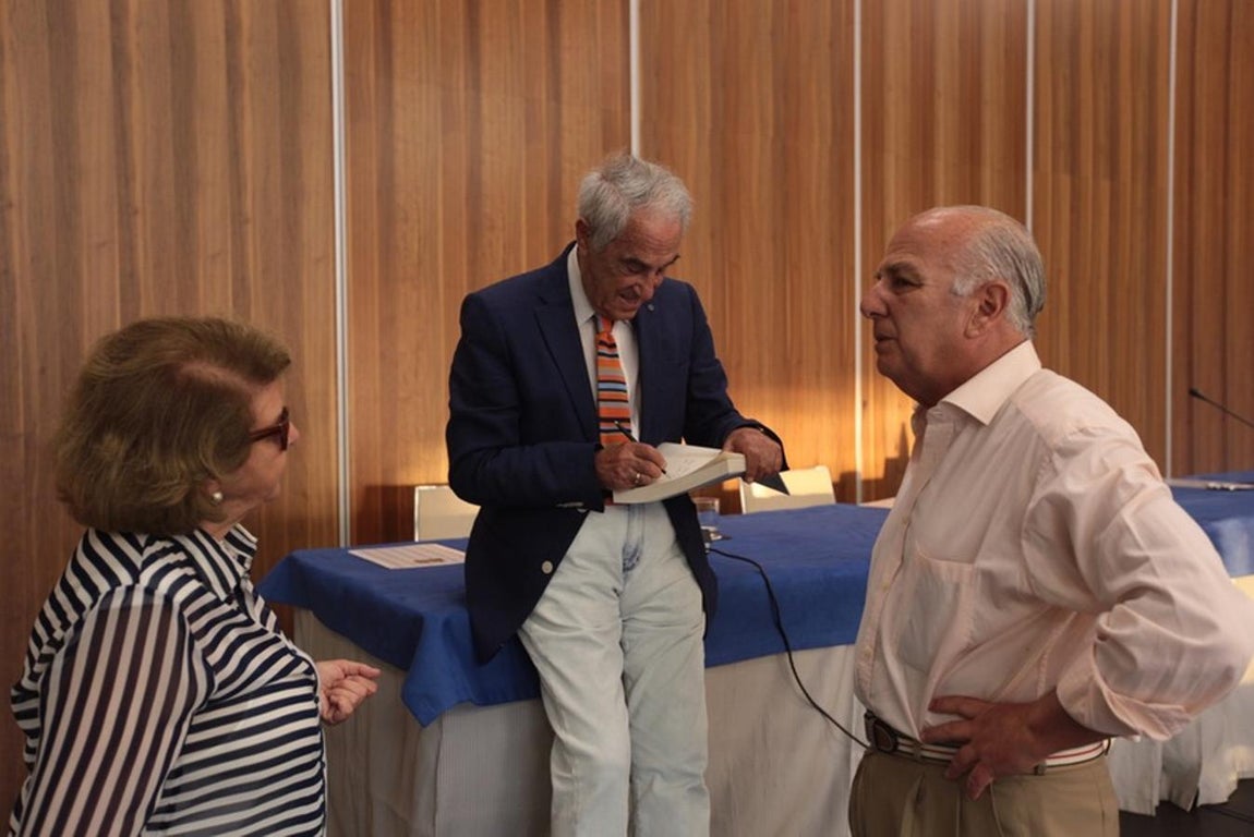 Las imágenes de la charla de José María Carrascal y Juan Fernández Miranda en el ciclo &#039;Cádiz Futuro&#039;