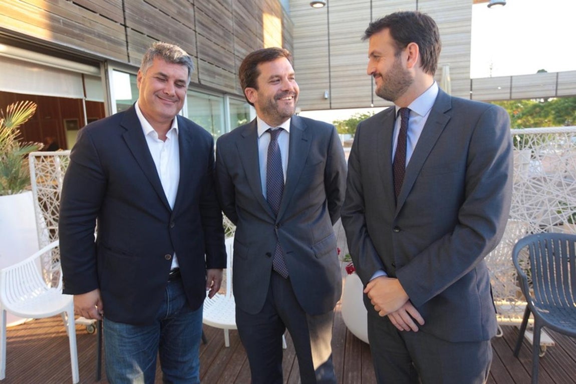 Las imágenes de la charla de José María Carrascal y Juan Fernández Miranda en el ciclo &#039;Cádiz Futuro&#039;