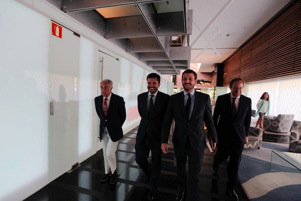 Las imágenes de la charla de José María Carrascal y Juan Fernández Miranda en el ciclo &#039;Cádiz Futuro&#039;