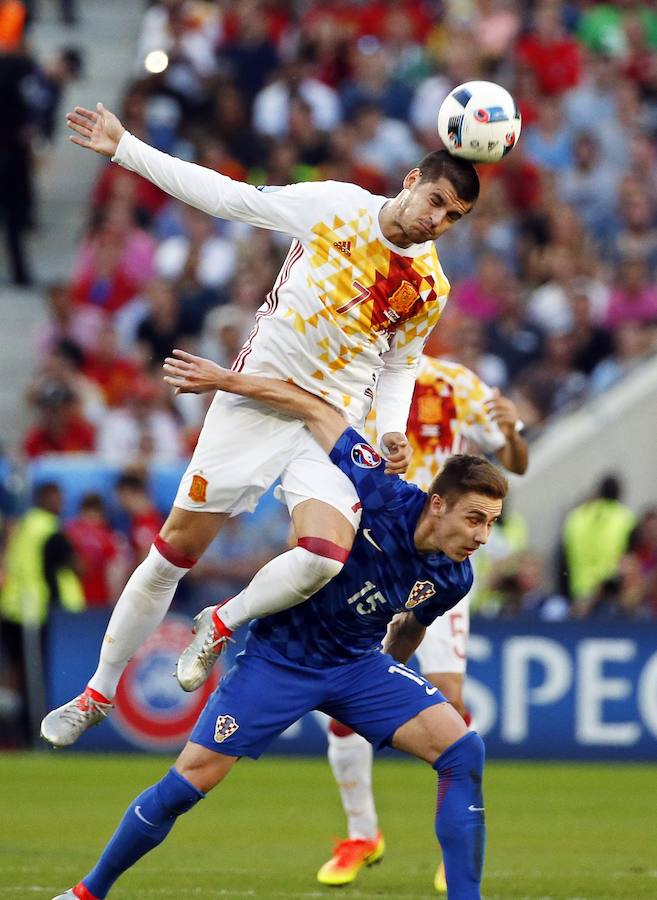 Morata peleando un balón. 