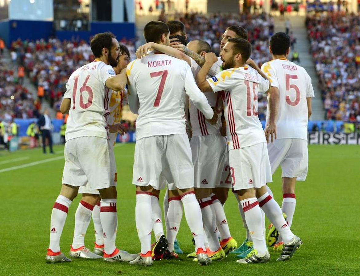 España celebrando el gol de Morata. 