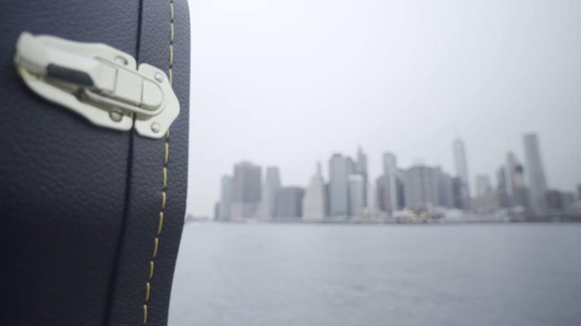 El estuche de la guitarra mira hacia Nueva York. 