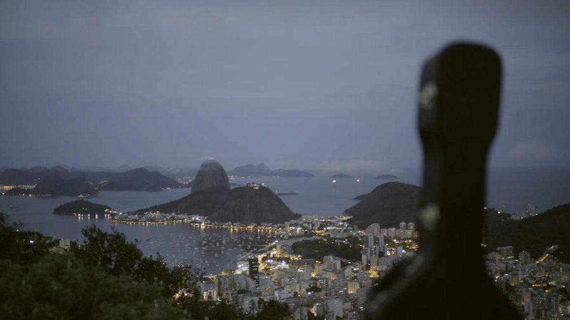 «La Maestro» contempla Río de Janerio de noche. 
