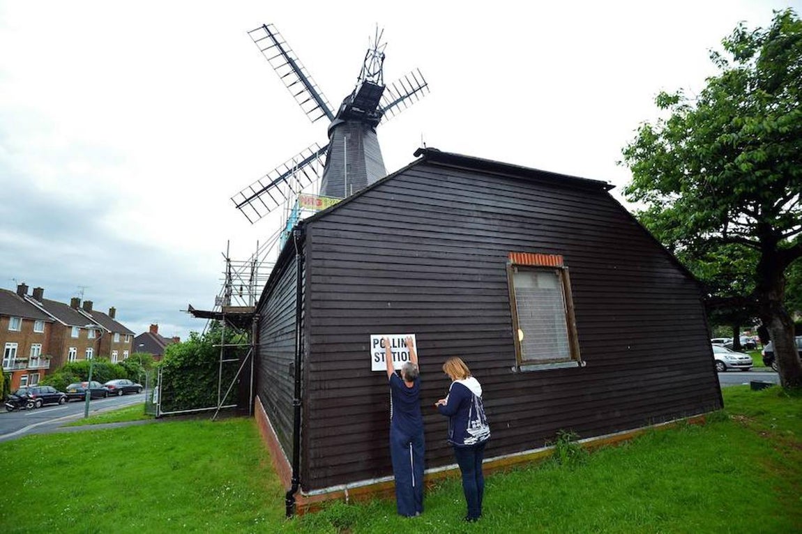 Instalación de carteles indicativos de un colegio electoral en las cercanías de Brighton, al sur de Inglaterra. 