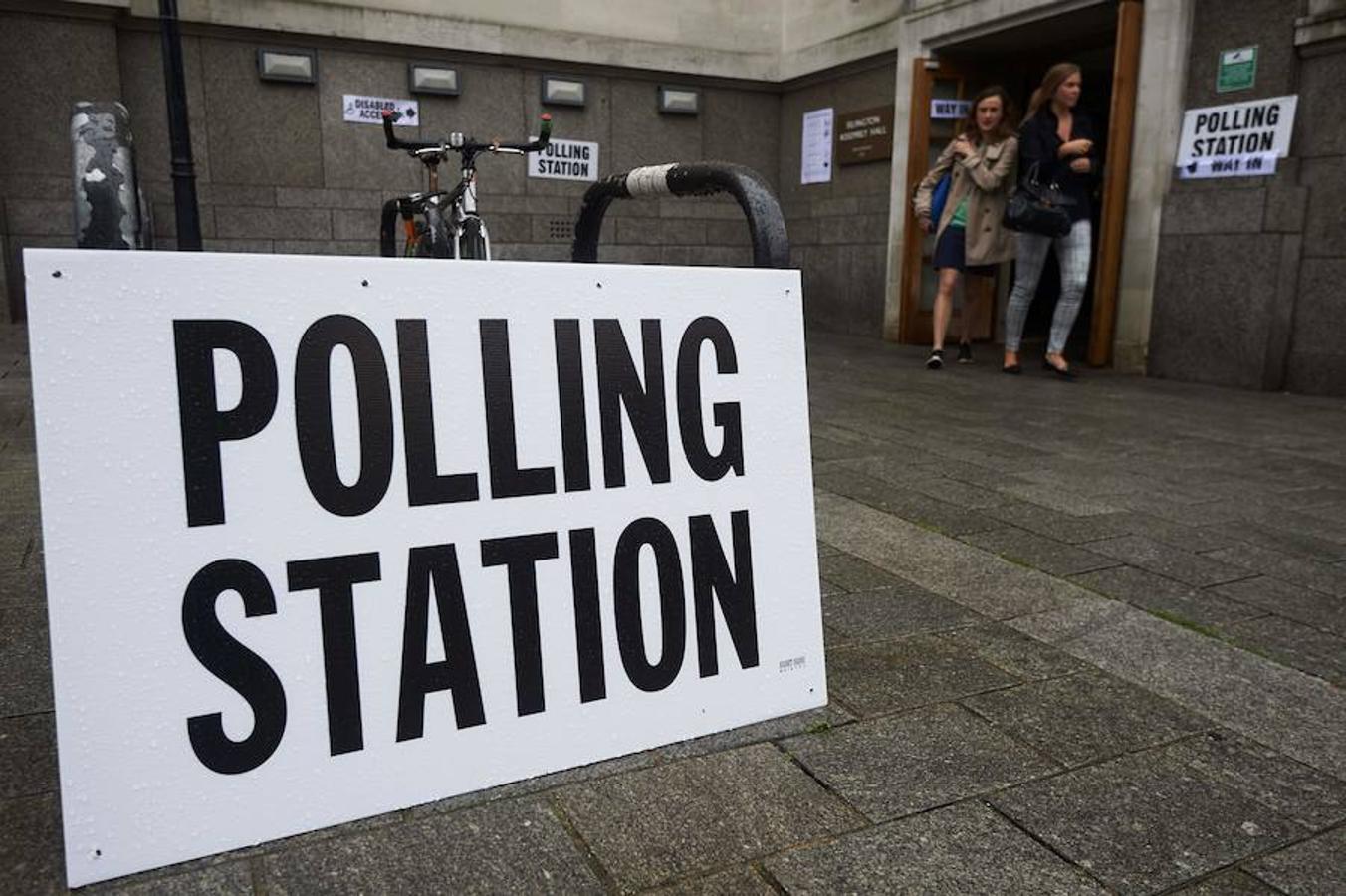 Un grupo de votantes abandona un colegio electoral de Londres