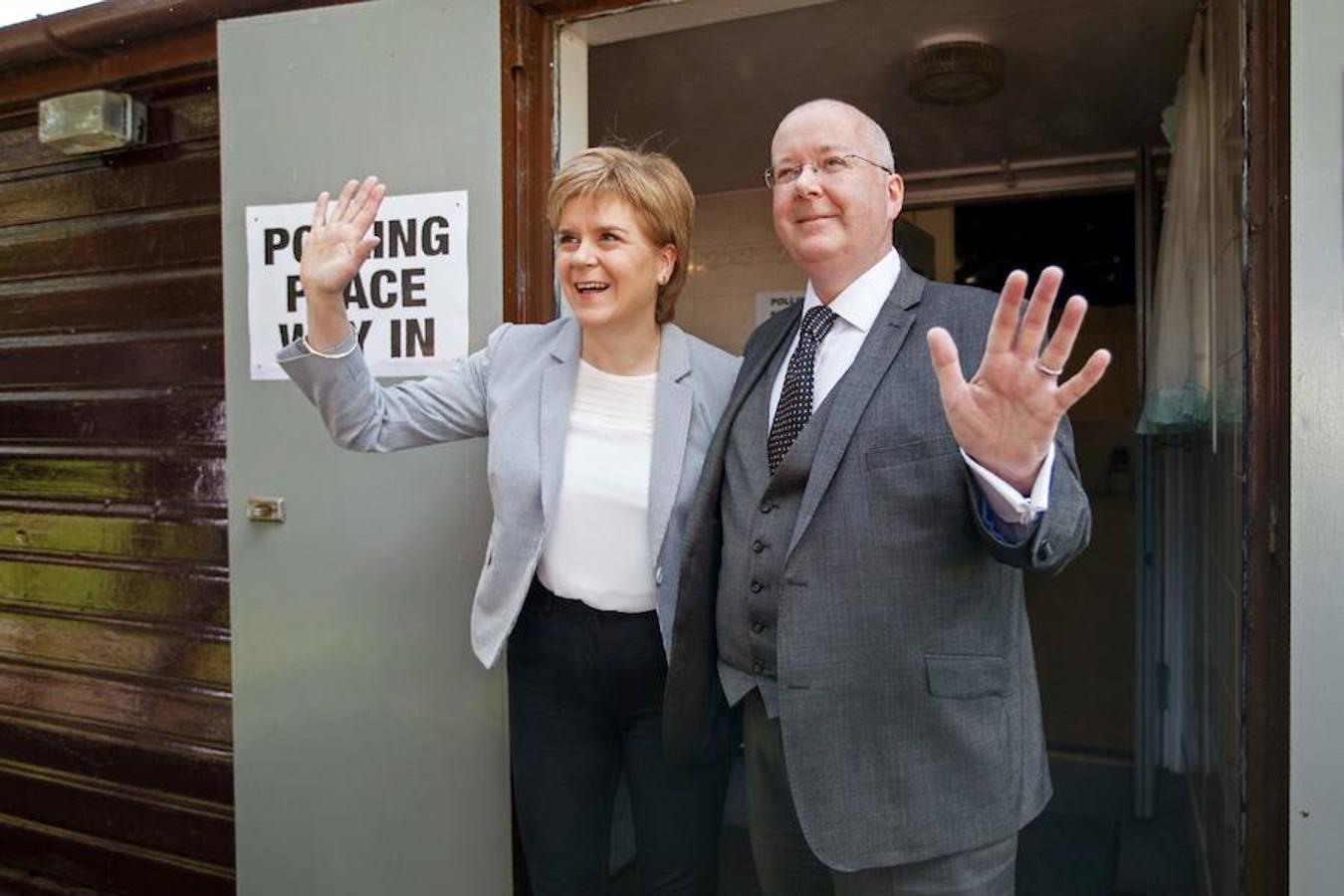 La primera ministra escocesa, Nicola Sturgeon; y su marido, Peter Murrell, tras votar a favor de la permanencia en la Unión Europea