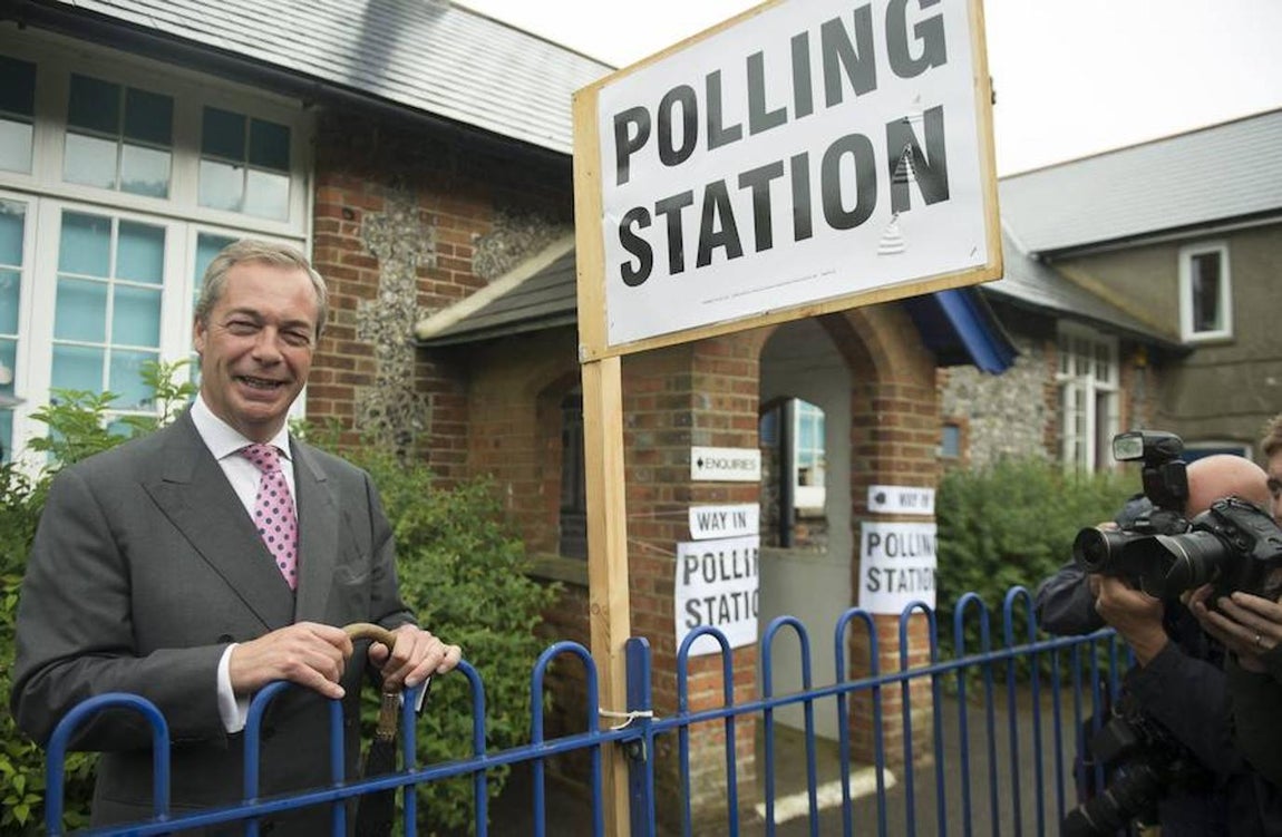El líder del partido eurófobo UKIP, Nigel Farage, llega a un colegio electoral para ejercer su voto. 