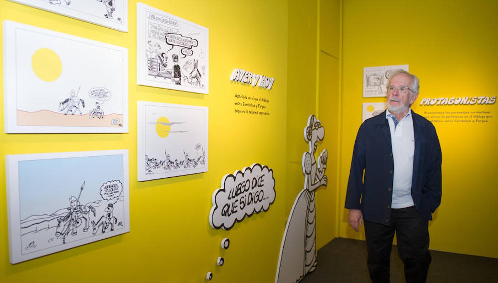 10.. Forges posa junto a sus viñetas en el museo