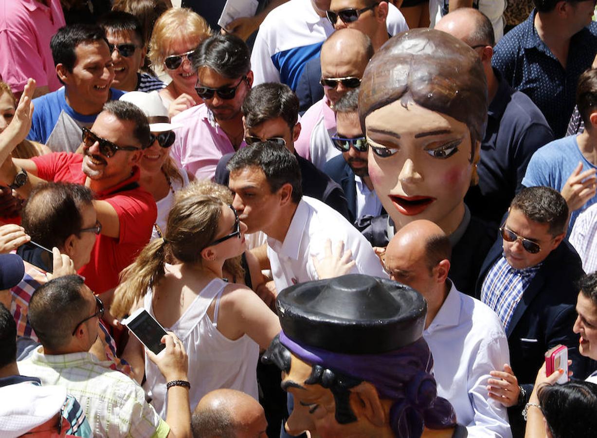 El secretario general del PSOE y candidato a la Presidencia del Gobierno, Pedro Sánchez, hace campaña hoy en Alicante, donde visita las hogueras de San Juan