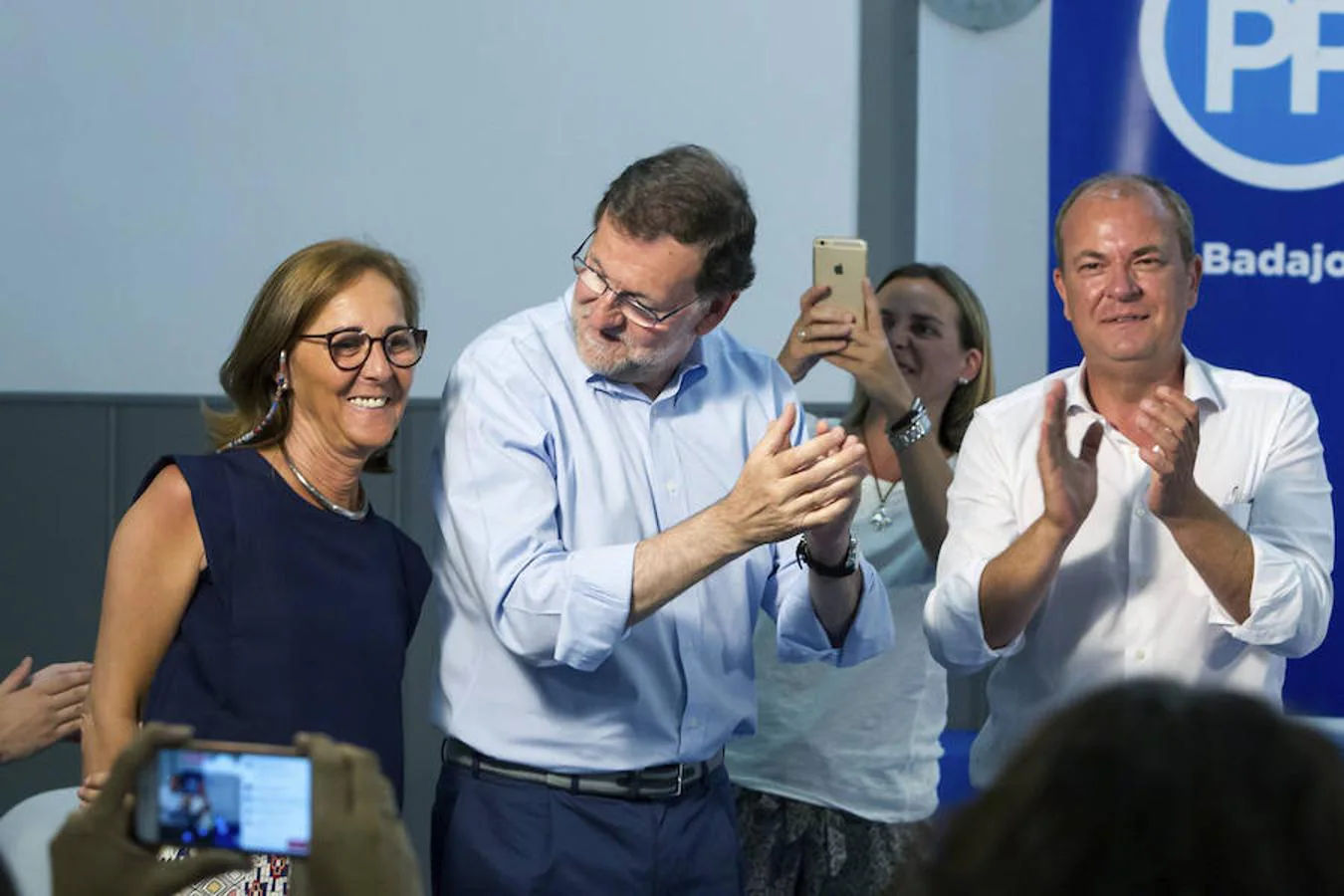 Rajoy, junto al presidente regional del PP, José Antonio Monago, durante un almuerzo con militantes y simpatizantes del partido hoy en Zafra.