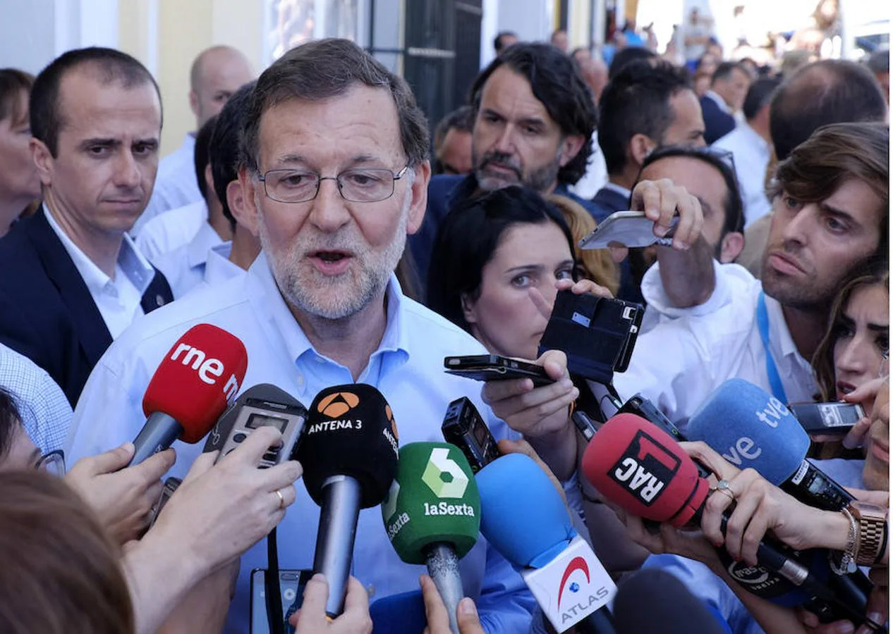 Mariano Rajoy, en declaraciones a los periodistas tras un acto público en la localidad onubense de Santa Olalla del Cala, donde ha vuelto a hacer una férrea defensa de las diputaciones provinciales.