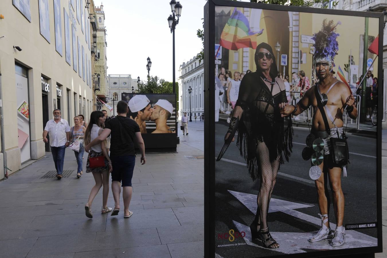 La muestra ofrece distintas imágenes captadas durante las últimas ediciones de los actos de celebración del Orgullo de Andalucía celebrados en Sevilla.