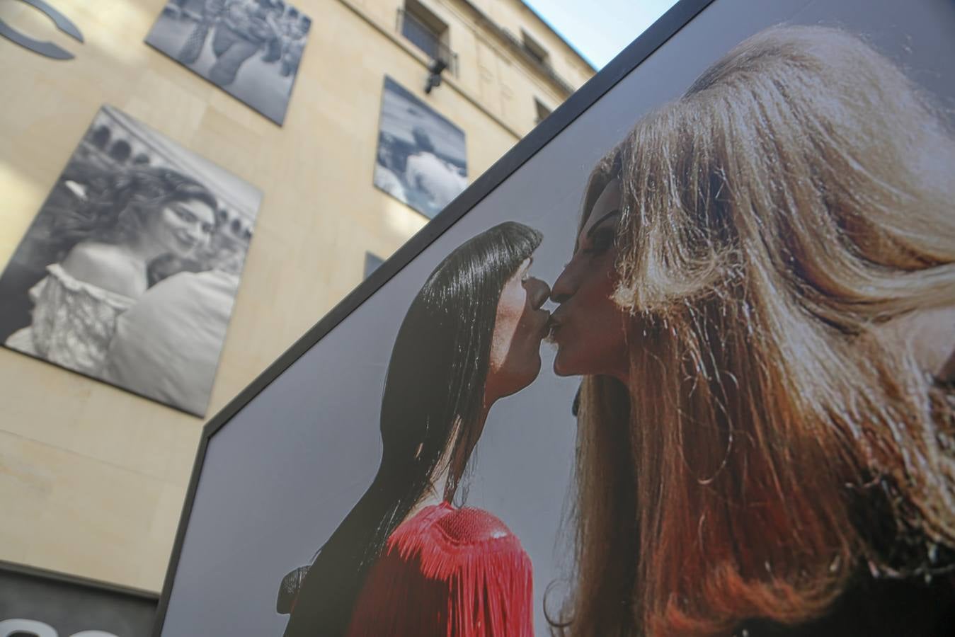 La muestra ofrece distintas imágenes captadas durante las últimas ediciones de los actos de celebración del Orgullo de Andalucía celebrados en Sevilla