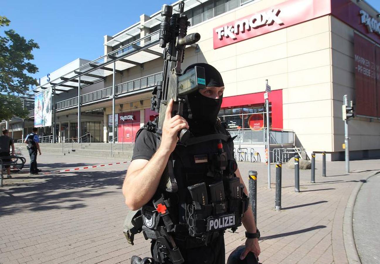 Varios medios alemanes señalan que habría 25 heridos leves por gas lacrimógeno, después de que la policía entrara al cine para reducir al asaltante, que había tomado rehenes. AFP