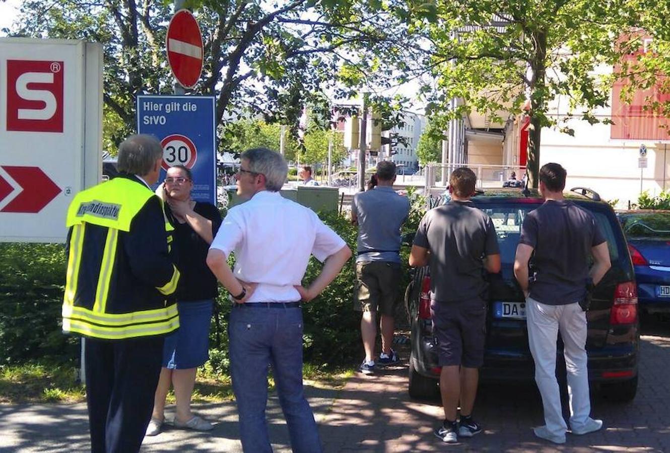 Varios medios alemanes señalan que habría 25 heridos leves por gas lacrimógeno, después de que la policía entrara al cine para reducir al asaltante, que había tomado rehenes