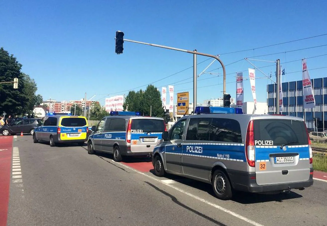 Varios medios alemanes señalan que habría 25 heridos leves por gas lacrimógeno, después de que la policía entrara al cine para reducir al asaltante, que había tomado rehenes