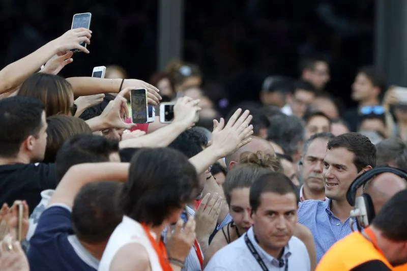 Albert Rivera saluda a la gente al llegar al acto de Ciudadanos en Ópera, en Madrid
